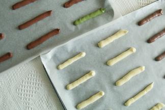 风炉预热180度，匀速挤入烤盘。8厘米长条。