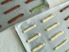 风炉预热180度，匀速挤入烤盘。8厘米长条。