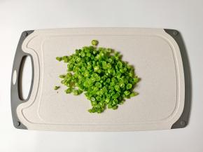 豆角切成小丁。