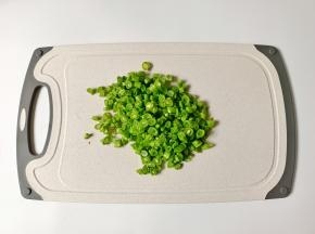 豆角切成小丁。