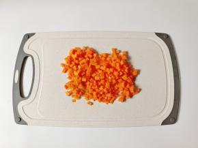 胡萝卜切成小丁。