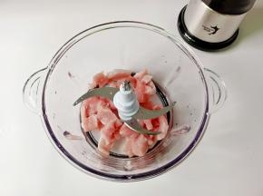 猪肉切大块放入绞肉机。