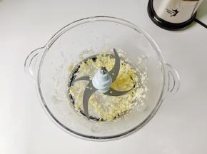 把剥好的蒜放入绞肉机搅成蒜蓉。