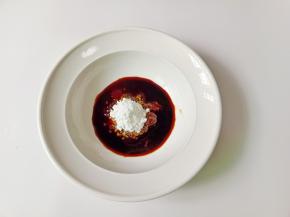 调一个酱汁:生抽一勺，蚝油一勺，黄豆酱一勺，老抽半勺，盐半勺，淀粉一勺，加适量的清水拌一下备用。