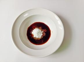 调一个酱汁:生抽一勺，蚝油一勺，黄豆酱一勺，老抽半勺，盐半勺，淀粉一勺，加适量的清水拌一下备用。