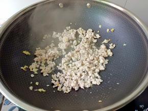热锅热油把蒜泥爆香，加入肉馅炒变色。
