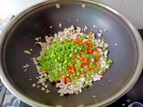 加入豆角、胡萝卜丁。