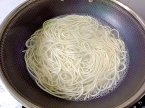 锅里水开下手擀面煮熟。
