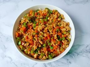 把手擀面与炒好的料拌一起即可享用。