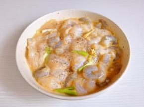 加入葱段姜丝，胡椒粉，抓拌均匀腌制30分钟。