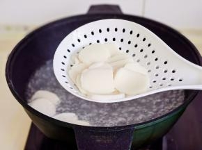 锅中水烧开下入年糕煮熟捞出。