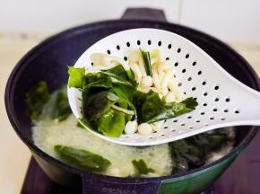 海带海鲜菇同样煮熟捞出。