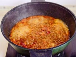 加入清水烧开煮三分钟。