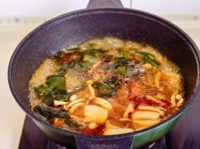 下入配菜煮两分钟捞出。