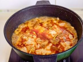 再下入腌制好的鱼片煮一分半钟。