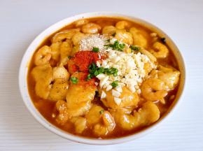 所有煮熟的食物装入盘中，放入蒜末，辣椒粉，白芝麻，葱花，淋上热油。