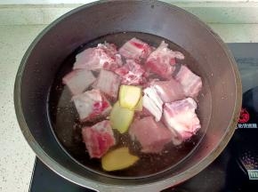 排骨冷水下锅，加生姜片。