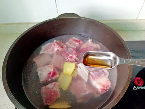 加入料酒两勺去腥。