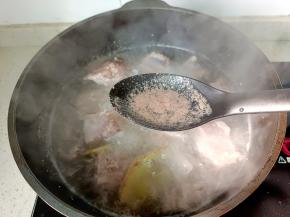大火煮开后撇去浮沫，焯水两分钟。