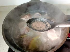 大火煮开后撇去浮沫，焯水两分钟。
