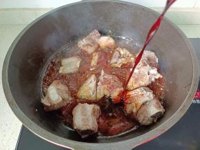 加入老抽两勺，白糖一勺，盐一勺。