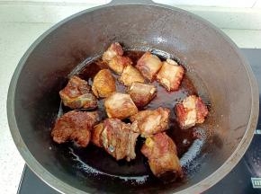 这样调味料翻炒均匀。