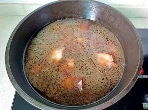 加入开水没过排骨，开大火炖半小时。
