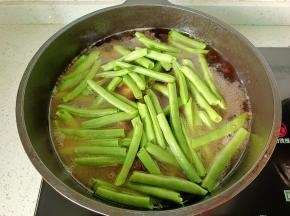再加入择好的豆角炖15分钟。