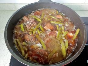 炖到排骨软烂，加鸡精一勺拌均匀即可出锅。