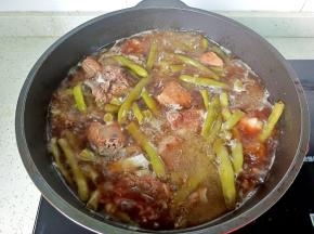 炖到排骨软烂，加鸡精一勺拌均匀即可出锅。