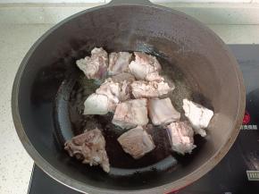 热锅热油放入排骨煎至两面金黄。