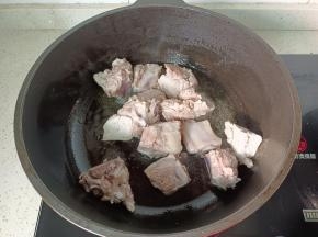 热锅热油放入排骨煎至两面金黄。