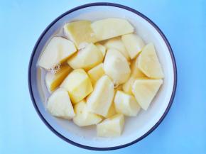 土豆切块泡水。