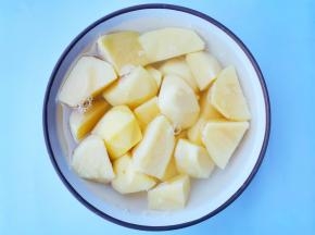 土豆切块泡水。