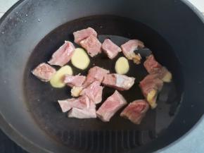 牛肉洗净切块，冷水下锅，加葱姜料酒煮开，撇去浮沫，捞出冲洗干净沥干水份备用。