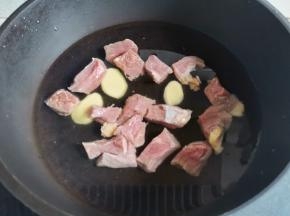 牛肉洗净切块，冷水下锅，加葱姜料酒煮开，撇去浮沫，捞出冲洗干净沥干水份备用。