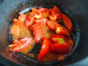 锅中倒入适量油，倒入番茄炒出汁，