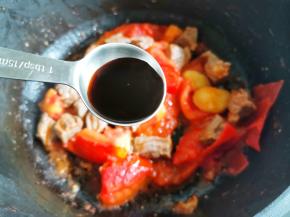 加1勺生抽、1勺老抽、1勺蚝油翻炒上色，加葱姜八角桂皮香叶炒香。