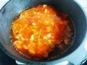 然后加入适量清水，煮沸转小火炖40分钟后，