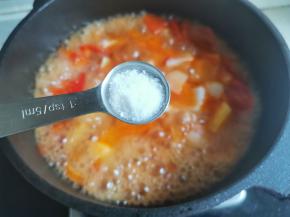 适量盐调味，继续煮10分钟，最后撒葱花即可。