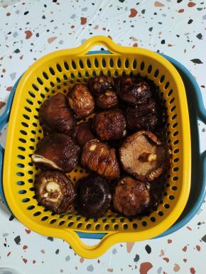 干香菇洗净，提前浸泡半天泡发好！