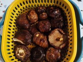 干香菇洗净，提前浸泡半天泡发好！