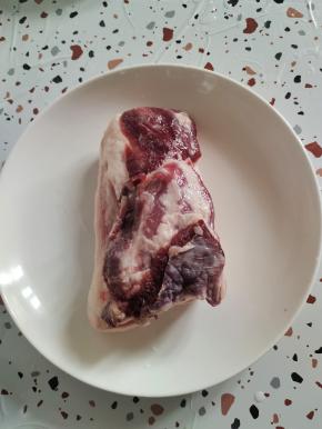 五花肉清洗干净沥干水分备用！（肉皮上如果有猪毛的，记得要先烙干净！）