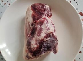 五花肉清洗干净沥干水分备用！（肉皮上如果有猪毛的，记得要先烙干净！）
