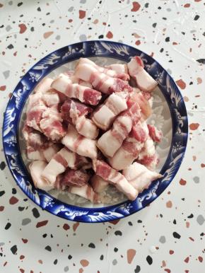 五花肉切成厚一点的片，再切成条状！（粗细也就跟小拇指差不多！）