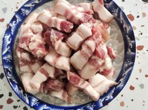 五花肉切成厚一点的片，再切成条状！（粗细也就跟小拇指差不多！）