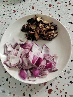 洋葱洗净切成小块，泡发好的干香菇挤干水分，切成小块！