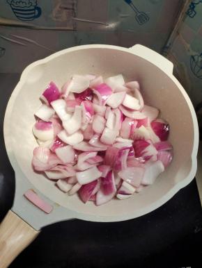 热油下锅中火煸炒！