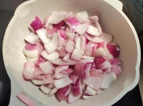热油下锅中火煸炒！