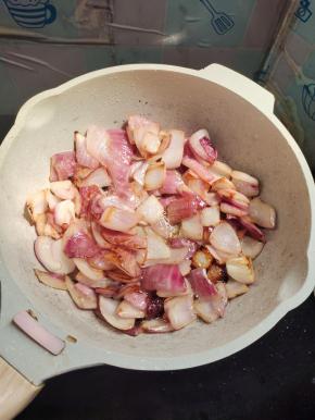 将洋葱炒至发黄，炒出香味儿！盛出备用！